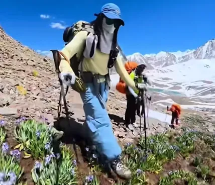 中年游客复刻大学生特种兵旅游攻略,结果直接被干趴下!