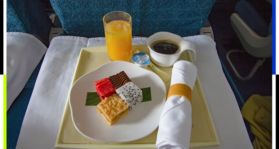 隐藏款飞机餐,被「旅游特种兵」吃成自助
