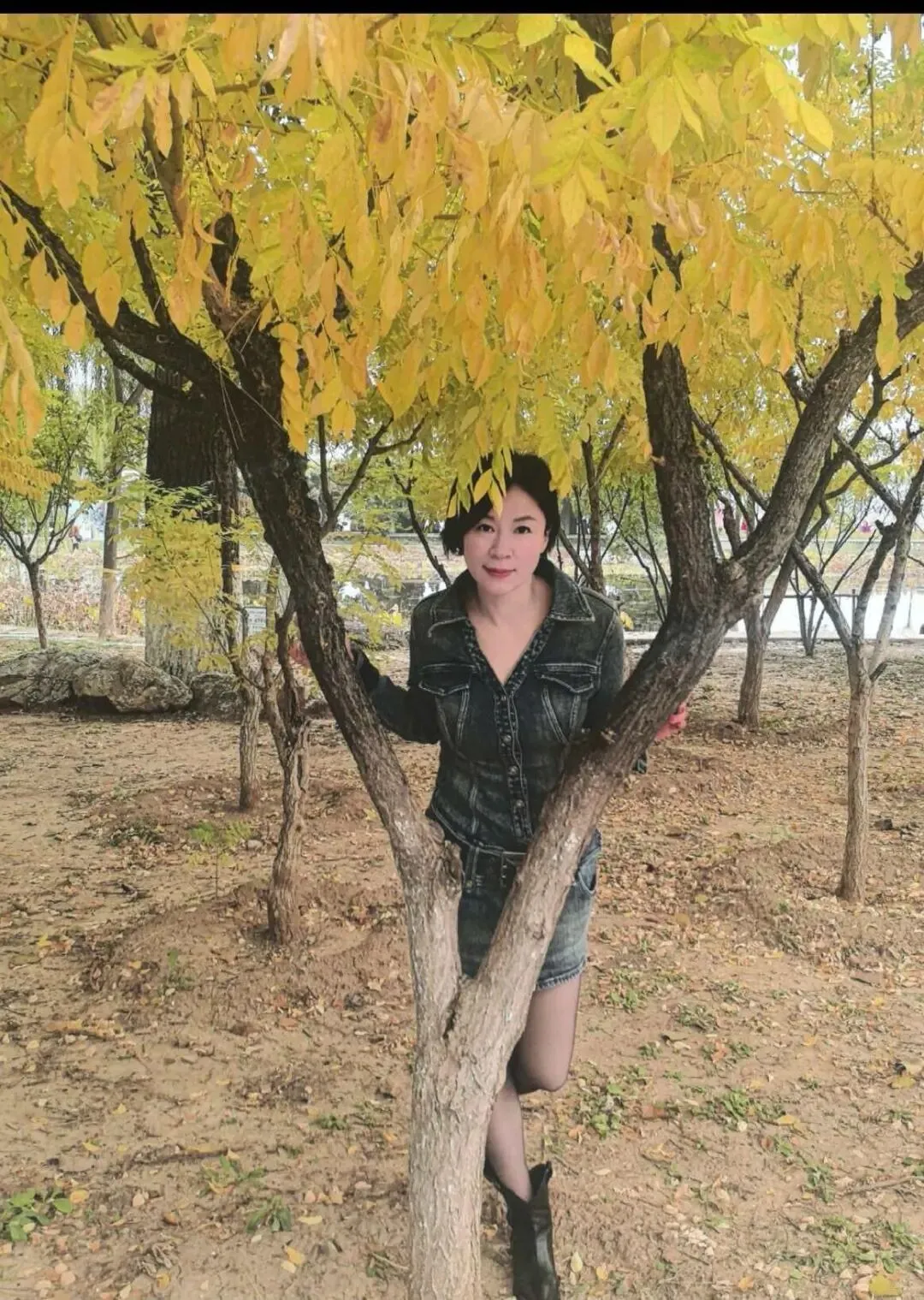 退休后到各处旅游拍照留念的气质美女领导3