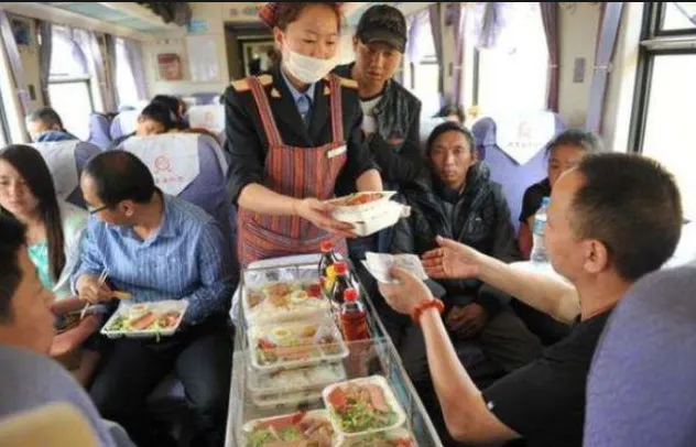 出门旅游,路上吃饭是第一关.高铁盒饭、飞机餐、服务区买的“热量负担”