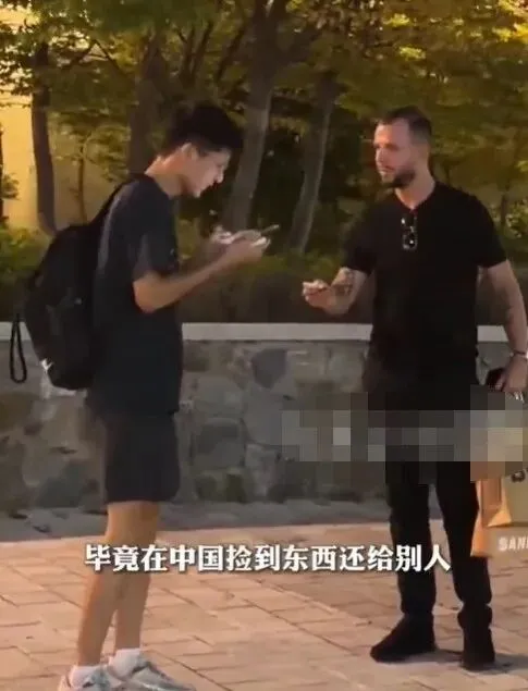 4 名中国人赴韩旅游捡到手机,归还爱尔兰失主,谢绝百万韩元答谢,出门在外,给国人长脸