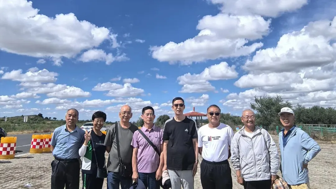 退休两年,旅游的和宅家的,差距到底有多大?三处差别太真实——同一年退休,一个越活越精神,一个越待越蔫吧,三点大实话句句扎心