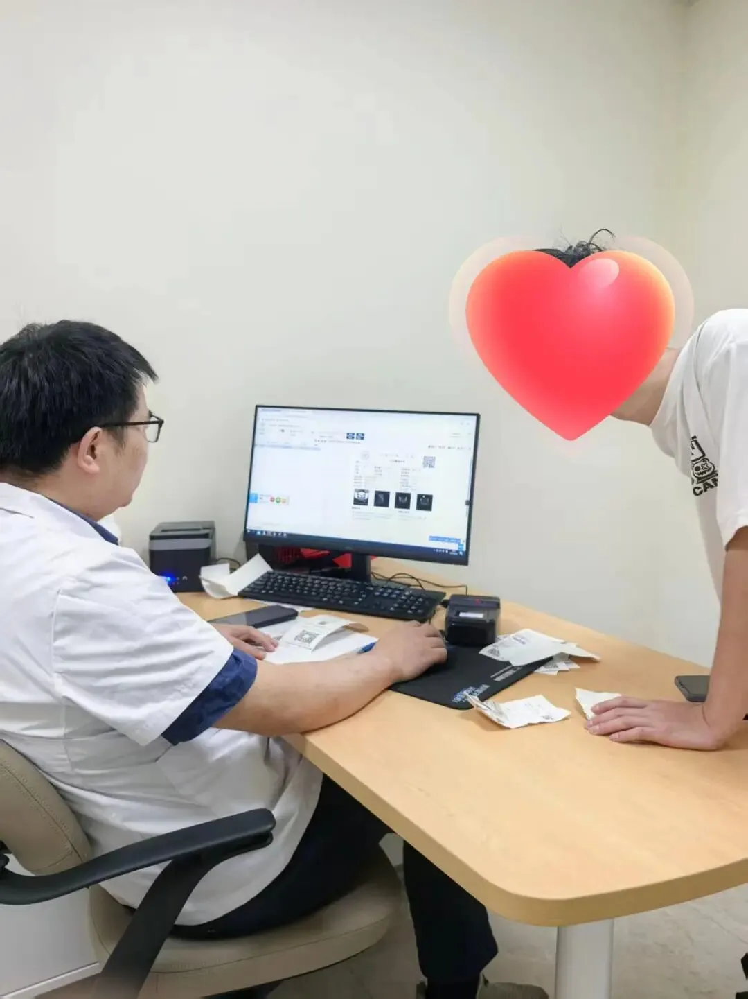 宁波一女子旅游崴脚没当回事,一天步数轻松过万,最后疼到以为是骨折,医生:这类损伤以四五十岁的中年女性为主