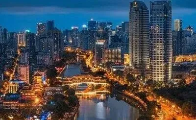 全国旅游卷王诞生!成都、重庆一对比,消费差距太明显,年轻人都往重庆跑