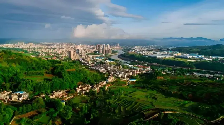 藏不住了!秦巴秘境房县旅游全攻略|逛诗经古街、探亿年溶洞,解锁黄酒非遗+地道烟火美食