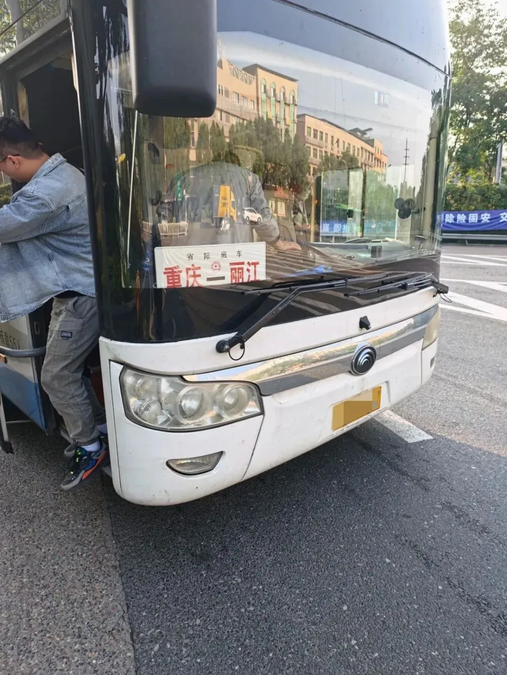 重庆一小伙到丽江旅游,坐22小时大巴返程,当事人:没买到高铁票,“屁股都坐麻了”