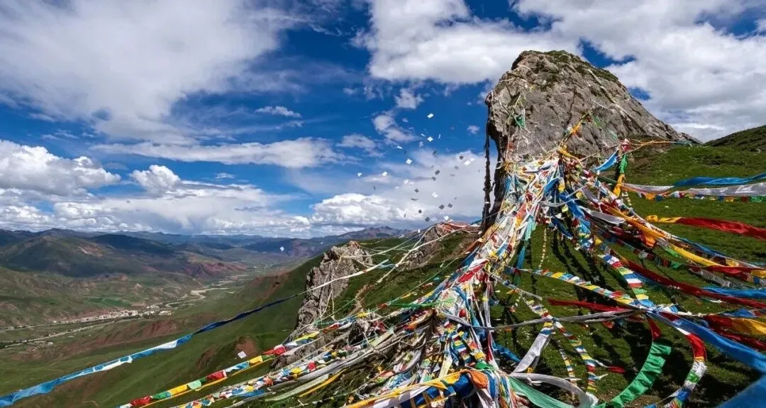 我在西藏旅游,一个喇嘛见我后突然跪下,说:活佛,我们等了您百年