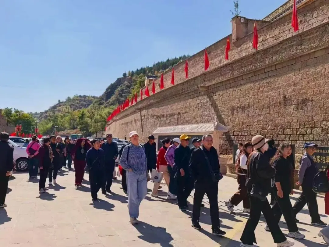 杨家沟旧址景区国庆假期红色旅游热度高涨 参观旅游人数创历史新高