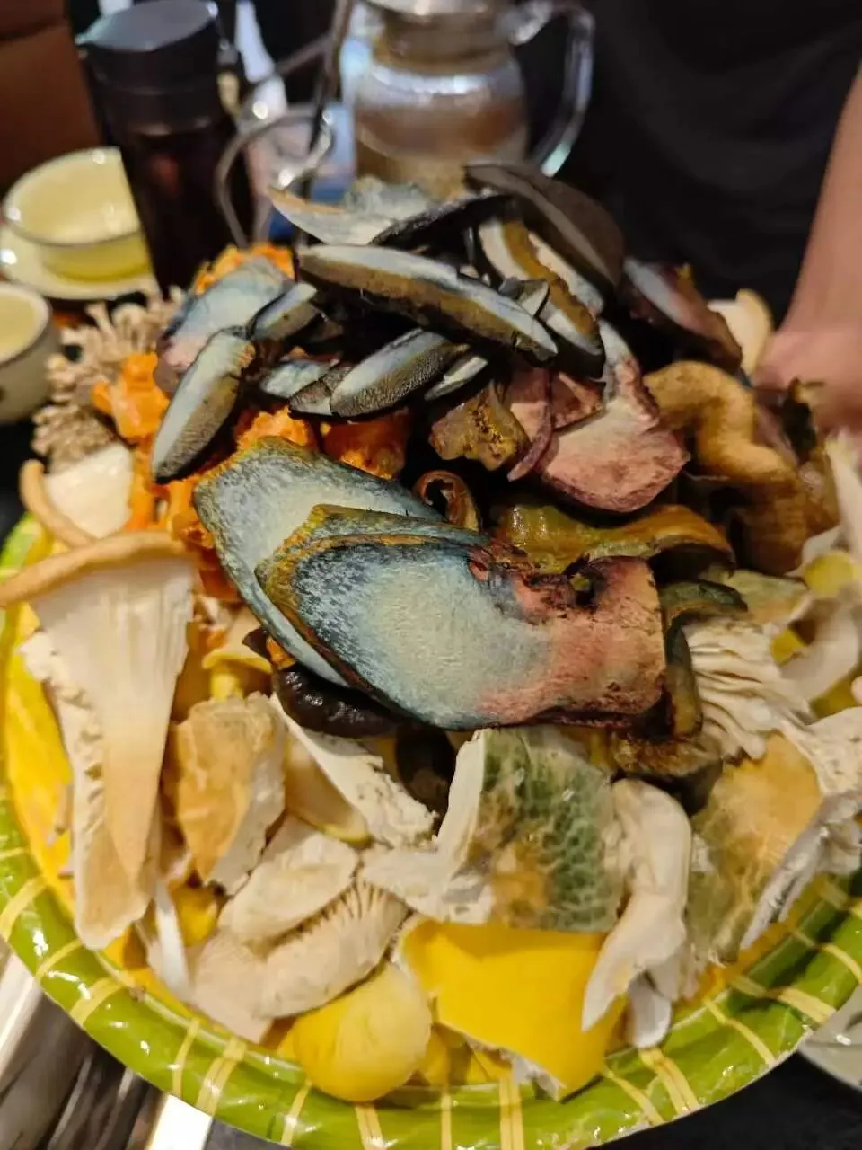 来云南旅游必吃!这锅山野菌汤,才是云南旅行的灵魂顶配!