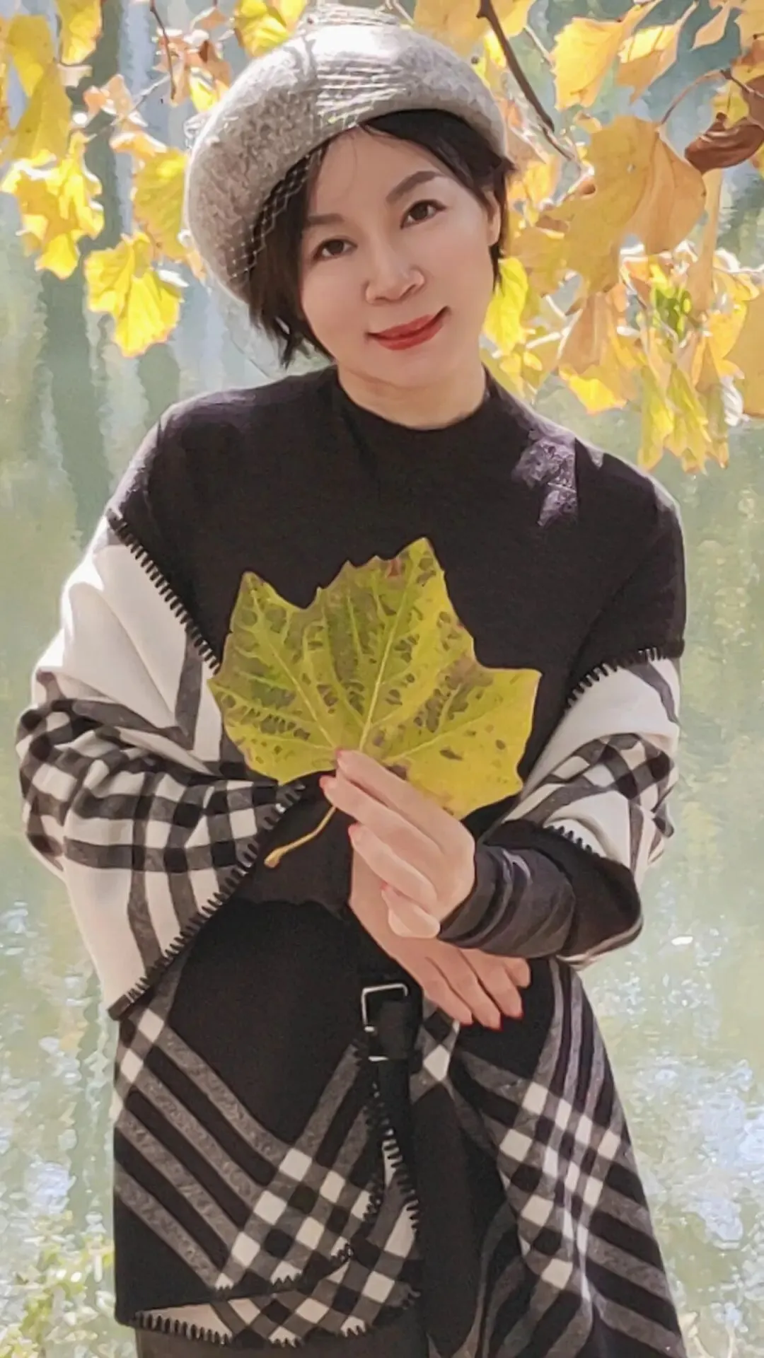 退休后到各处旅游拍照留念的气质美女领导5
