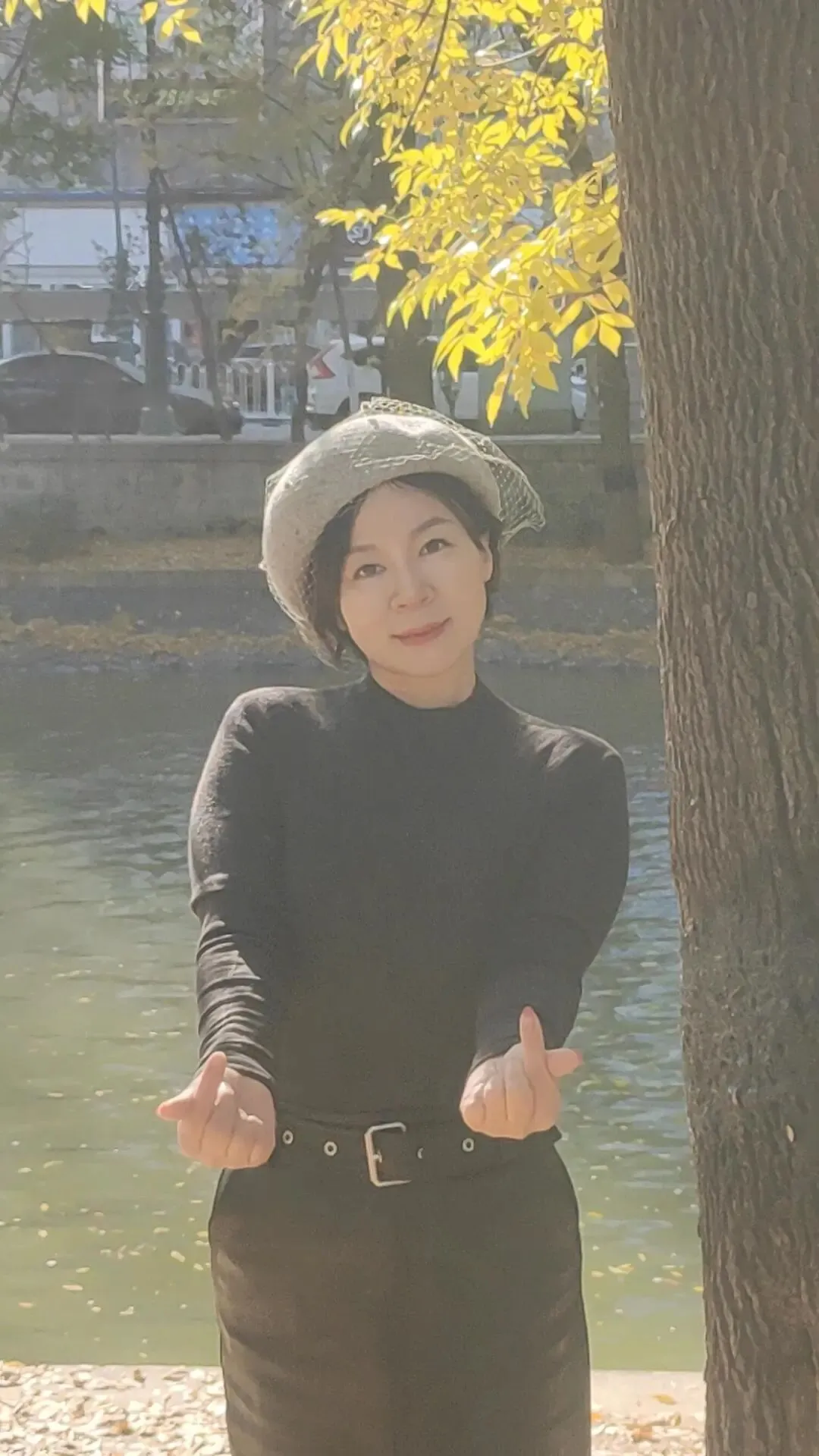 退休后到各处旅游拍照留念的气质美女领导4