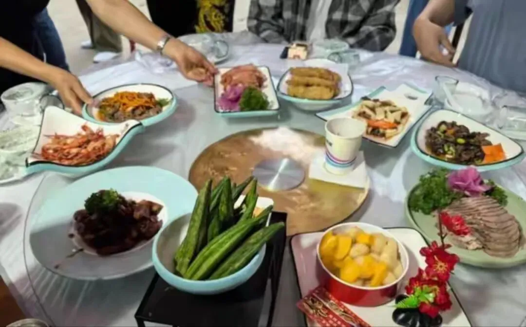 自驾游偶遇白事,一家三口随500元吃席被拦送行,意外躲过致命车祸