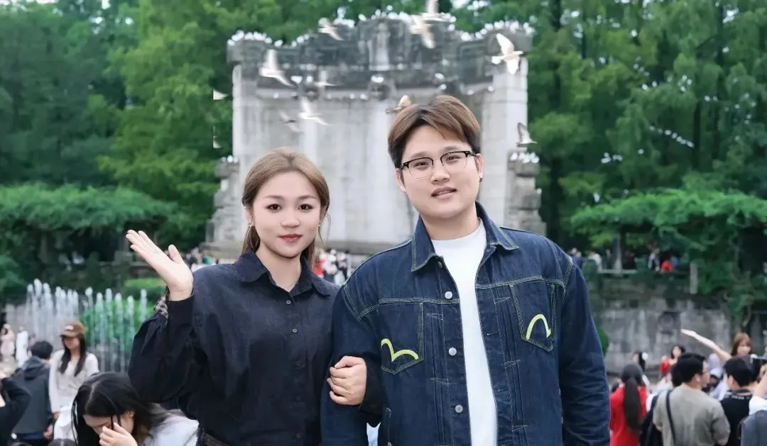湖北女生去南京旅游遗失新款iPhone18,5分钟就找回,里面多了一段视频:“糊涂鬼,新买的吧,交给警察了哦”;当事人:准备寄特产感谢