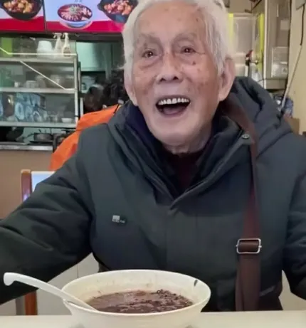 94岁老人独自坐43小时火车到西藏旅游,因年龄原因旅行社都不愿接收,他全程自己用手机订机票酒店;老人:希望孩子们少熬夜,多出去走走
