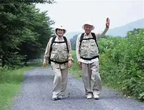 退休旅游带得越多越好?其实重在“精”不在“多”