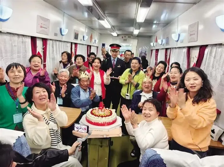 打造移动旅游驿站 满足不同群体需求!“环西部火车游”今年开行系列主题专列成果丰硕