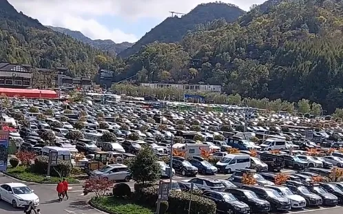 万车齐聚的浩大场面!巴中一旅游景点人气爆棚