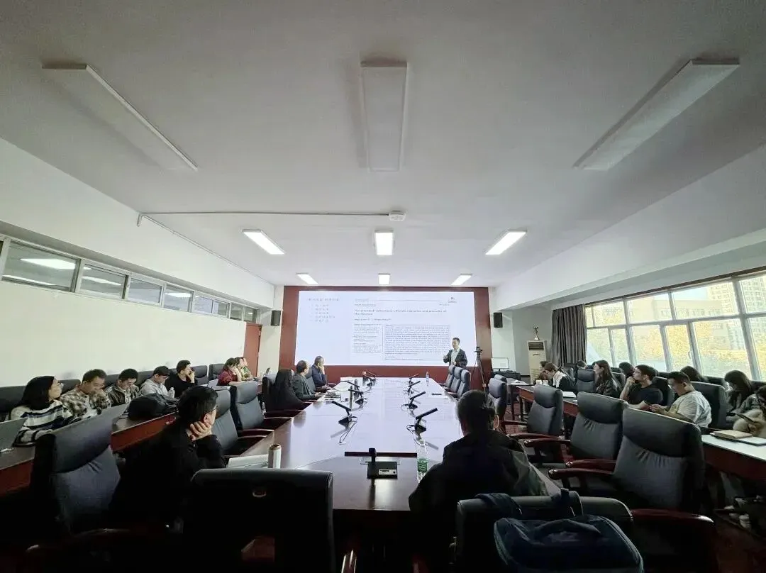 我院陈敬复副教授为新疆大学旅游学院师生作题为《候鸟式旅居养老目的地治理》的学术讲座
