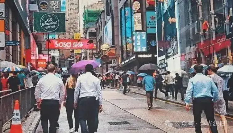 2012年江西女孩香港旅游花4500港币买个没盖的铜壶,全家骂她傻,专家看了一眼说:一百万卖给我,去刷卡