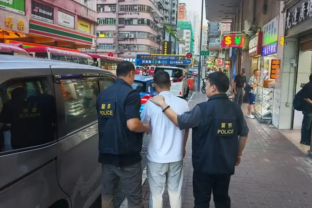 香港多人旅游时信用卡被偷去买高价手机,直到银行提醒才发现,涉案金额超180万港元,警方:33人被捕,年龄从17岁到56岁