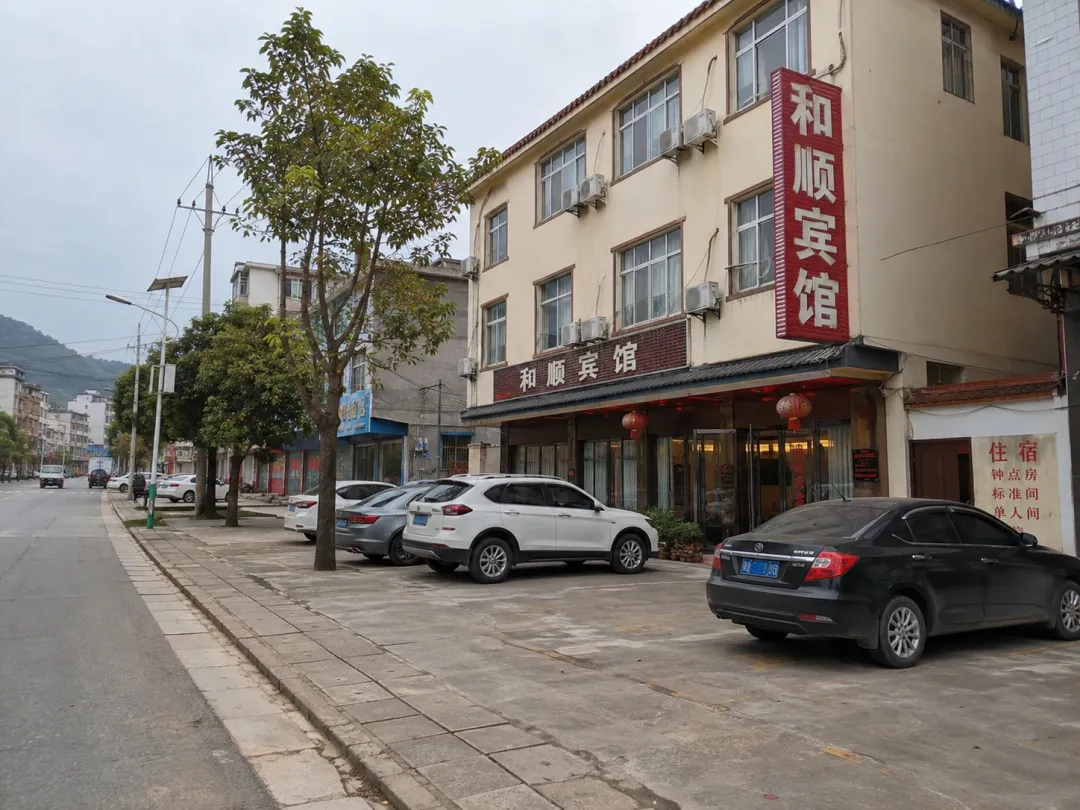 自驾游住宿充电和吃饭,离景区远一点反而划算得多
