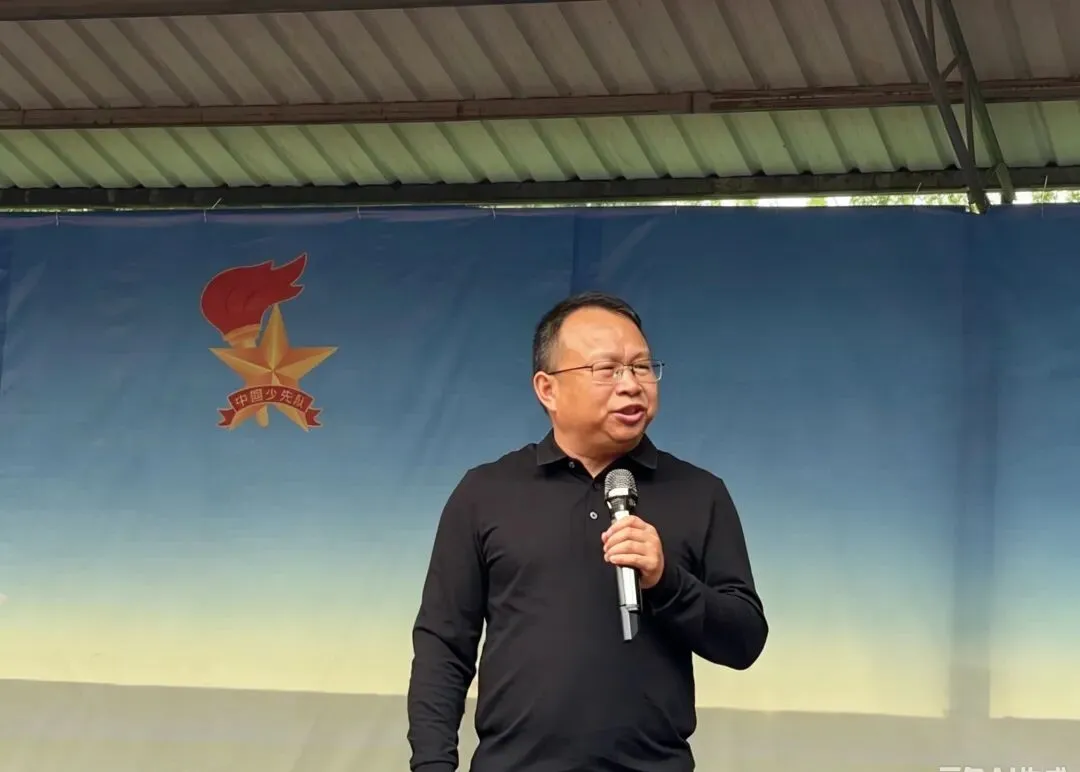 以歌寄情,敬畏生命丨记区关工委到十五小学开展生命教育专题讲座