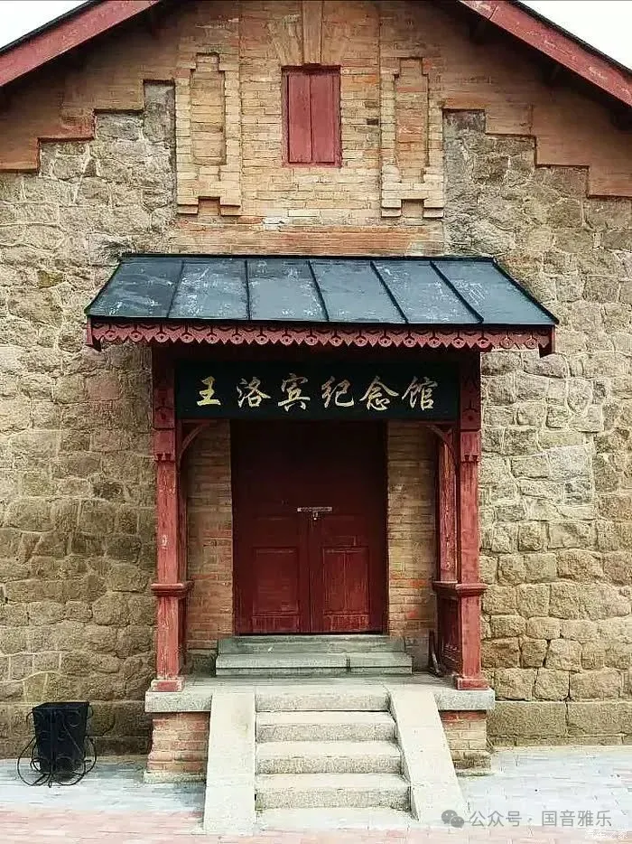 《曼莉》不是一首爱情歌曲,而是一对蒙古族青年的抗日故事