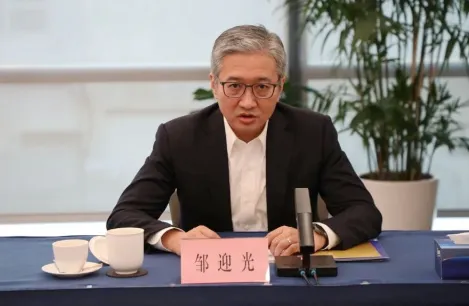 券商一哥权杖深夜交接!2.47万亿资产换帅,一个外科医生接过了中信证券
