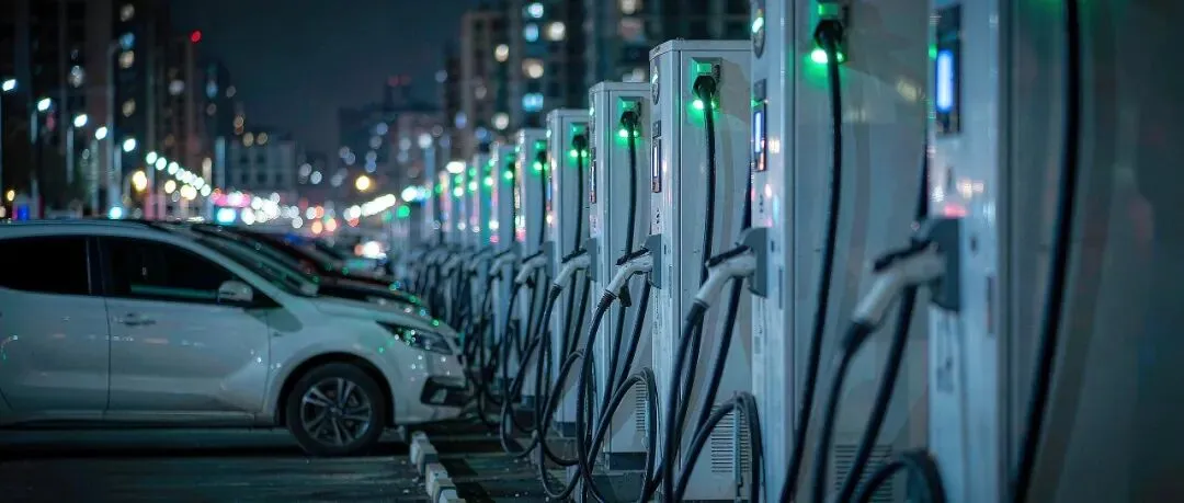 《新能源汽车大数据跟踪研究报告2025-2026》:渗透率十年从 1.3% 到 47.9%,但桩的功率大多没用上