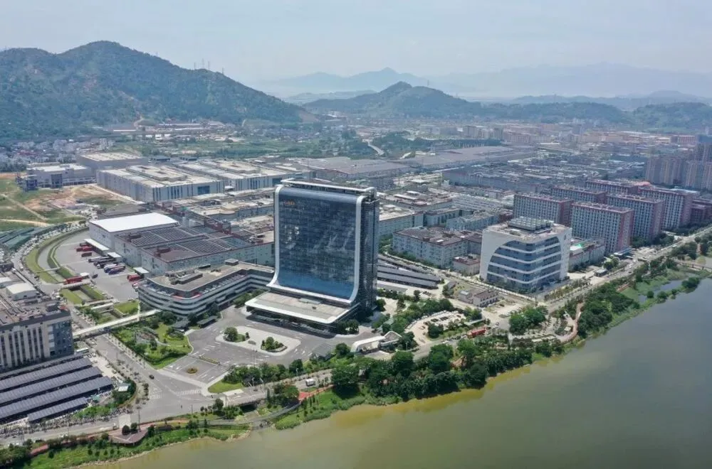 宁德时代行政后勤体系研究报告:18.6 万人、13 个基地,后勤怎么跟上扩产速度