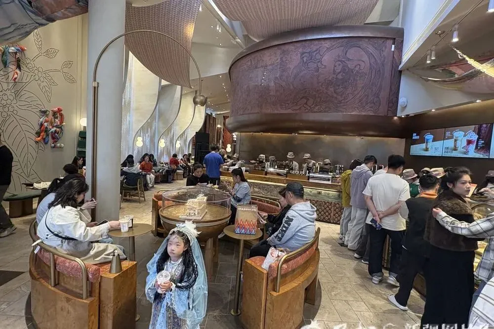 星巴克行政后勤体系研究报告:7500 多家门店的空调,接进了同一个系统