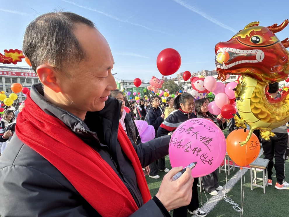 青春志壮破风浪 高考梦圆铸辉煌-第14张图片-四季读书网 青春志壮破风浪 高考梦圆铸辉煌-第14张图片-四季读书网