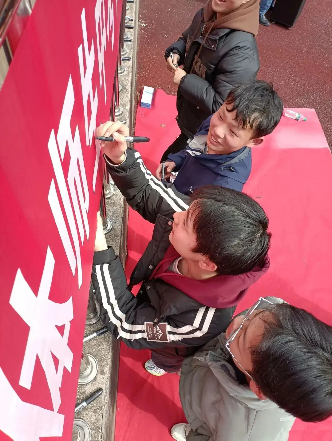 【中考誓师】龙行龘龘拼百日   热辣滚烫逐梦想——梅岭学校组织召开2024年中考百日冲刺誓师大会-第24张图片-四季读书网