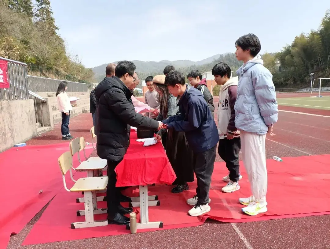 【中考誓师】龙行龘龘拼百日   热辣滚烫逐梦想——梅岭学校组织召开2024年中考百日冲刺誓师大会-第17张图片-四季读书网