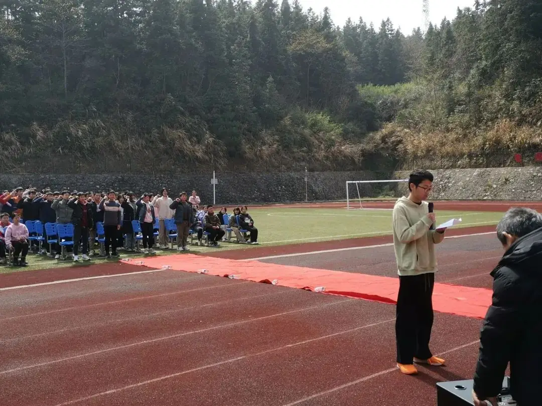 【中考誓师】龙行龘龘拼百日   热辣滚烫逐梦想——梅岭学校组织召开2024年中考百日冲刺誓师大会-第15张图片-四季读书网