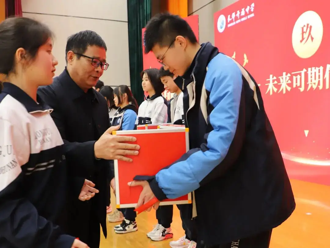 奋战百日迎中考,青春励志向未来|2024届初三年级中考百日誓师大会-第24张图片-四季读书网
