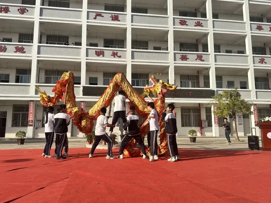 三年磨一剑,百日铸辉煌——浒茂中学举行中考百日冲刺誓师大会-第8张图片-四季读书网 三年磨一剑,百日铸辉煌——浒茂中学举行中考百日冲刺誓师大会-第8张图片-四季读书网