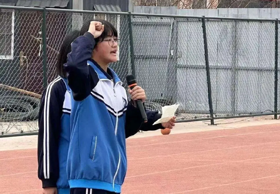 百日誓师燃斗志 壮志凌云战中考 || 曹庄学区孙堡营中学举行2024年中考百日誓师大会-第4张图片-四季读书网 百日誓师燃斗志 壮志凌云战中考 || 曹庄学区孙堡营中学举行2024年中考百日誓师大会-第4张图片-四季读书网