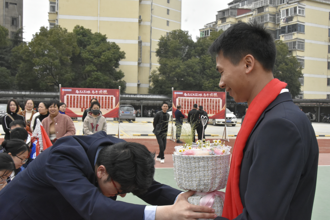 致青春战高考,燃激情铸辉煌——2024届高三年级高考冲刺活动暨联考颁奖大会-第22张图片-四季读书网