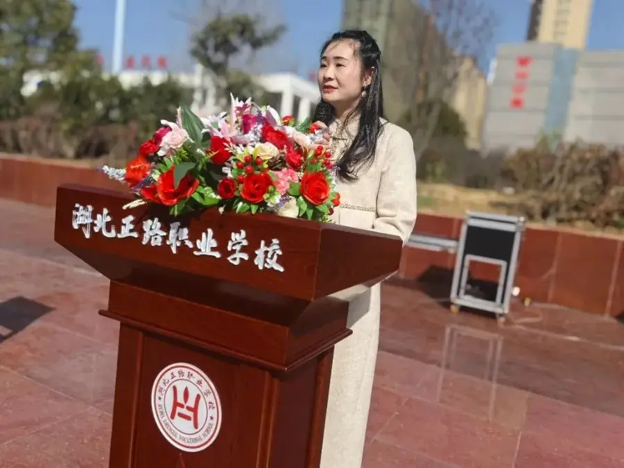 【高考誓师·梦圆正路】履践致远同逐梦·奋楫笃行向未来 | 2024届高考誓师大会-第8张图片-四季读书网 【高考誓师·梦圆正路】履践致远同逐梦·奋楫笃行向未来 | 2024届高考誓师大会-第8张图片-四季读书网