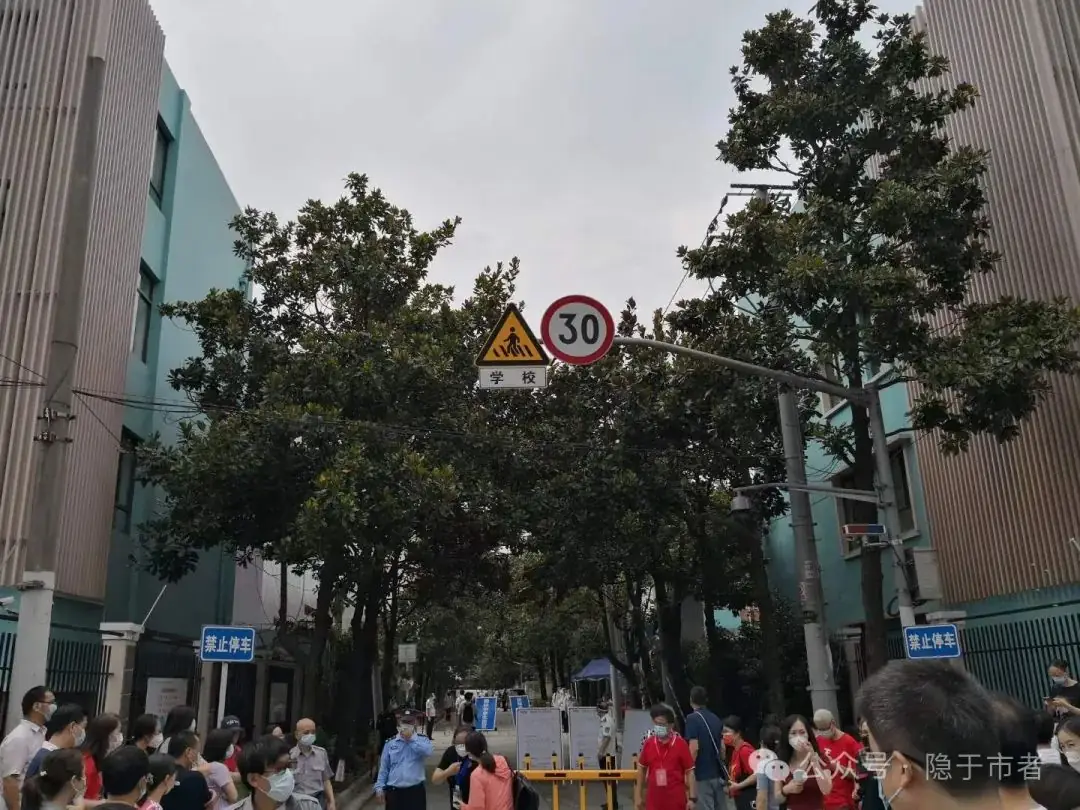 日本的中考,孩子就跟去超市买饮料一样,没有家长老师送考,更没有交通管制,还可以把考卷带出来回去研究答案.与中国完全不同.-第1张图片-四季读书网 日本的中考,孩子就跟去超市买饮料一样,没有家长老师送考,更没有交通管制,还可以把考卷带出来回去研究答案.与中国完全不同.-第1张图片-四季读书网