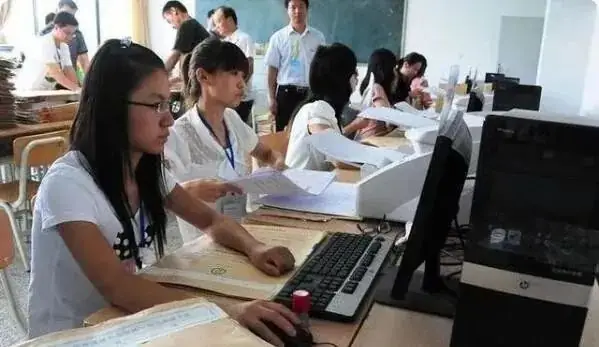 高考出现“神仙卷面”,字迹工整漂亮,阅卷老师:看到就想打满分!-第1张图片-四季读书网
