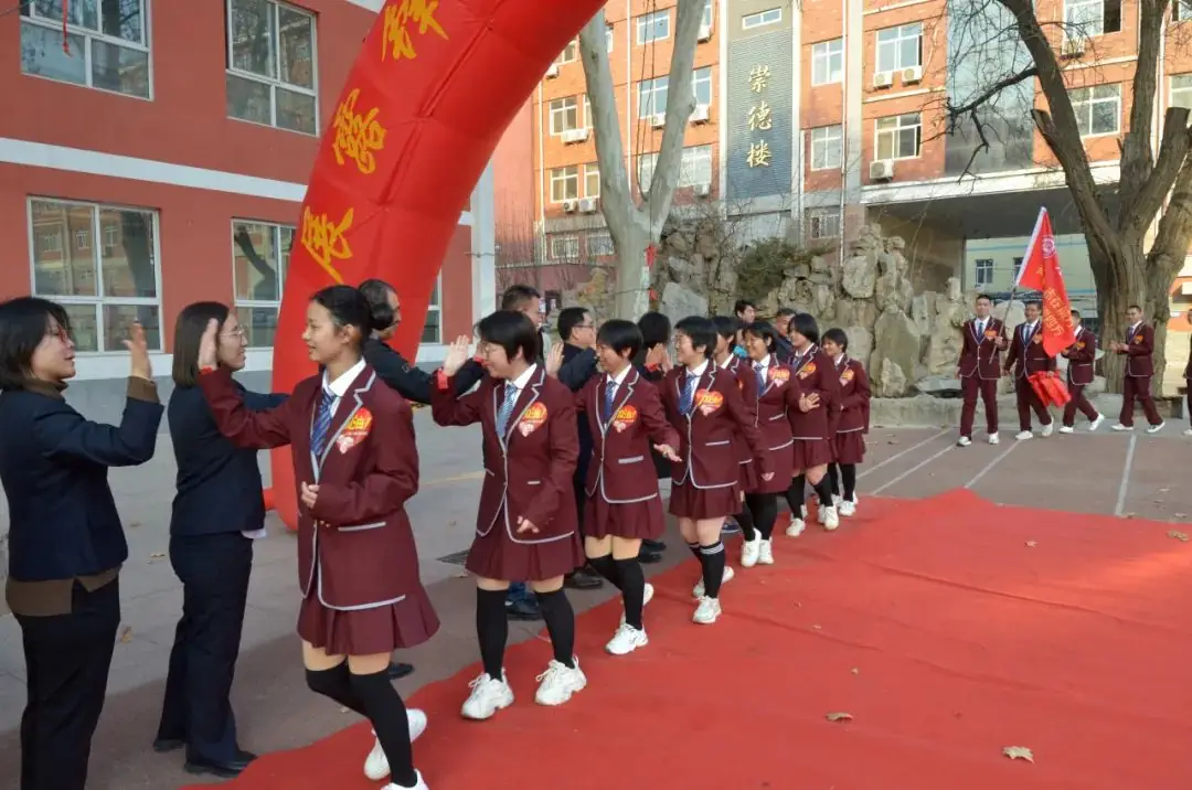 展露锋芒,铸就辉煌——我校举行中考百日冲刺誓师大会-第27张图片-四季读书网