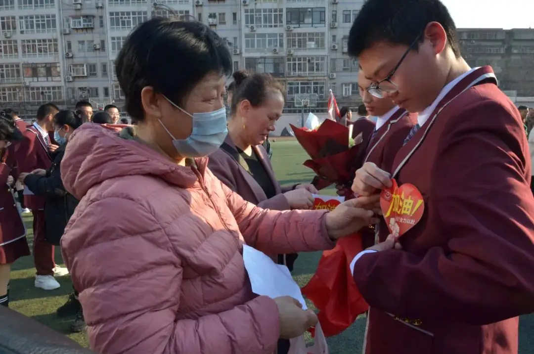 展露锋芒,铸就辉煌——我校举行中考百日冲刺誓师大会-第8张图片-四季读书网