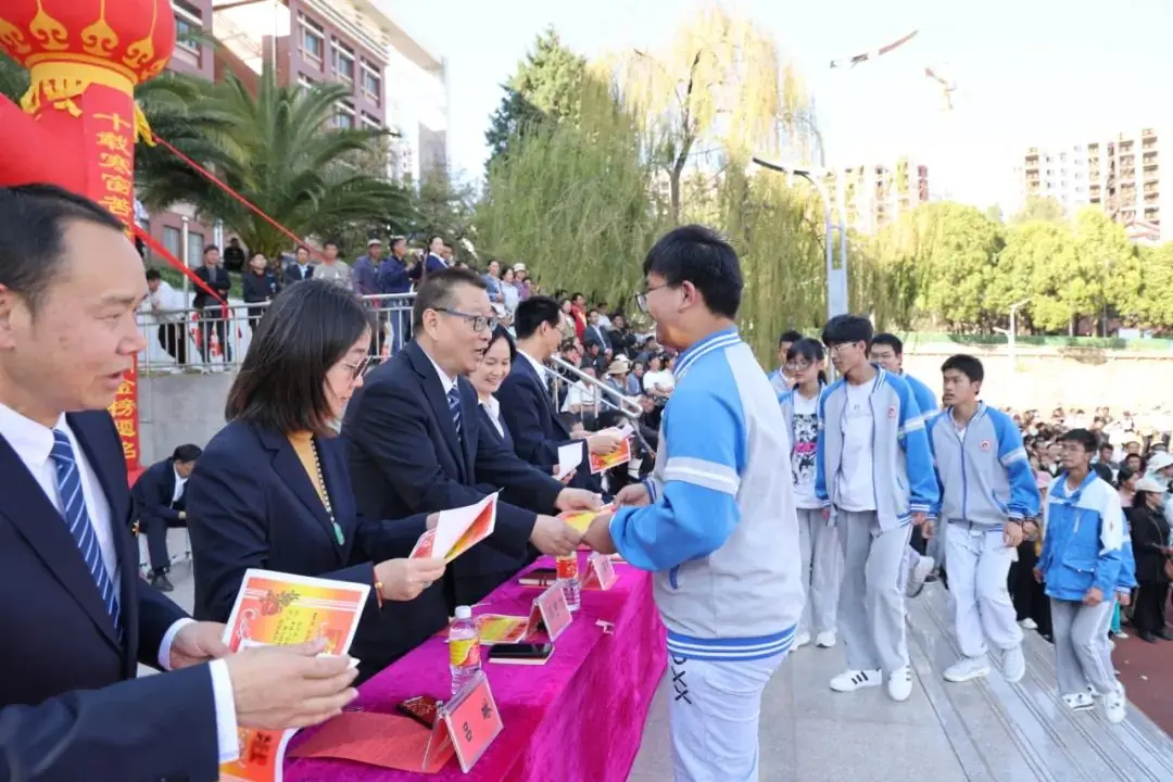 武定一中举行2024届高三年级高考百日誓师大会暨成人礼仪式-第23张图片-四季读书网 武定一中举行2024届高三年级高考百日誓师大会暨成人礼仪式-第23张图片-四季读书网