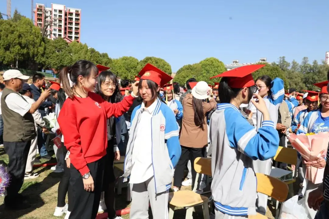 武定一中举行2024届高三年级高考百日誓师大会暨成人礼仪式-第12张图片-四季读书网 武定一中举行2024届高三年级高考百日誓师大会暨成人礼仪式-第12张图片-四季读书网