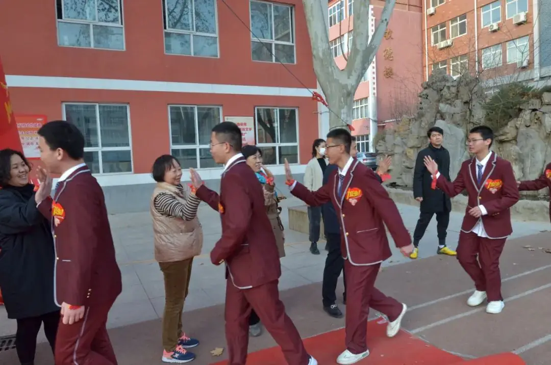 展露锋芒,铸就辉煌——我校举行中考百日冲刺誓师大会-第29张图片-四季读书网