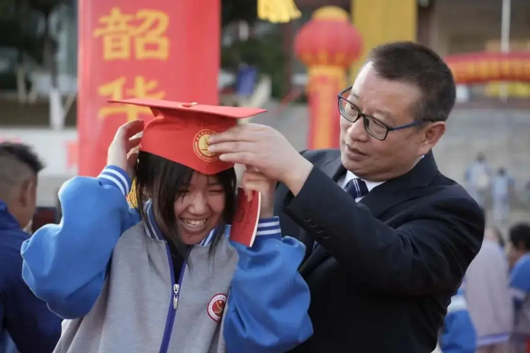 武定一中举行2024届高三年级高考百日誓师大会暨成人礼仪式-第32张图片-四季读书网 武定一中举行2024届高三年级高考百日誓师大会暨成人礼仪式-第32张图片-四季读书网