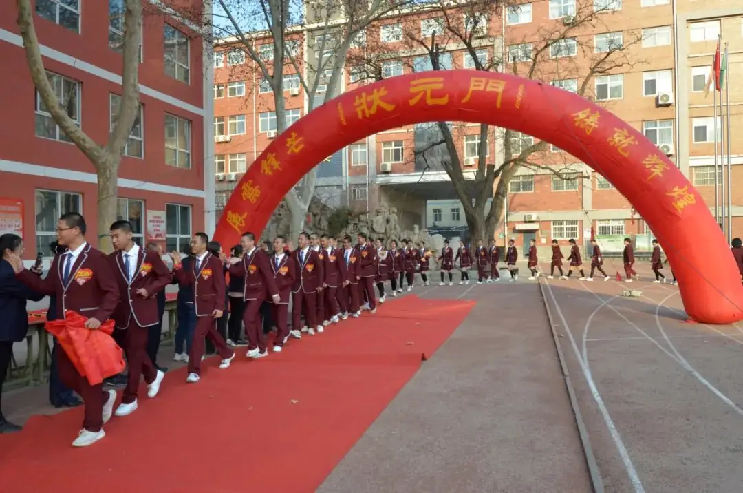 展露锋芒,铸就辉煌——我校举行中考百日冲刺誓师大会-第26张图片-四季读书网