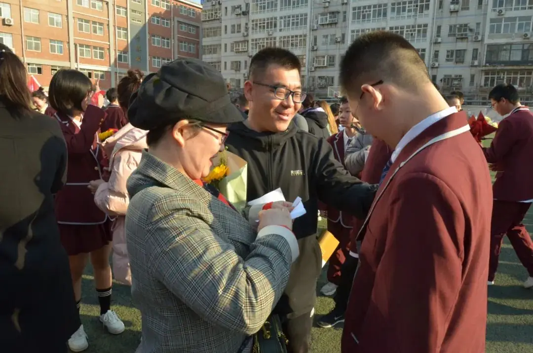 展露锋芒,铸就辉煌——我校举行中考百日冲刺誓师大会-第5张图片-四季读书网